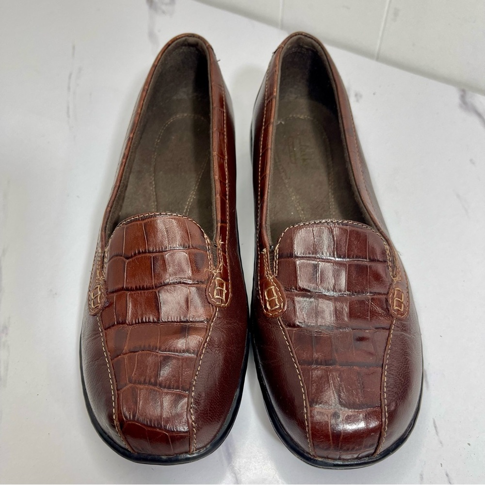 Clarks Everyday Women's Croc-Embossed Brown Leather Flats, 7.5